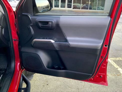 Certified 2018 Toyota Tacoma SR5 image 21