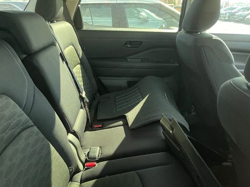 Used 2024 Nissan Pathfinder SV image 6