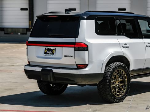 Used 2025 Lexus GX 550 w/ Accessory Package (2T) image 17