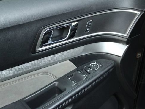 Used 2017 Ford Explorer XLT w/ XLT Technology Feature Bundle FWD image 13