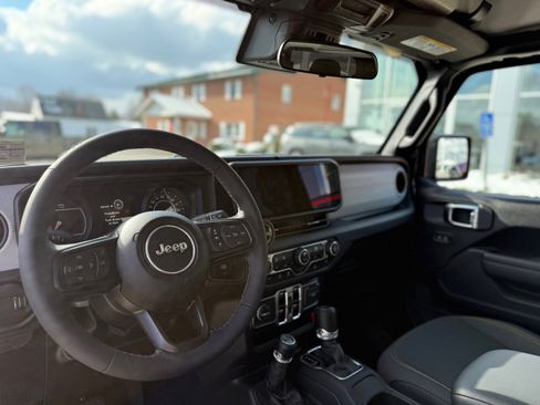 Certified 2025 Jeep Gladiator Sport image 10