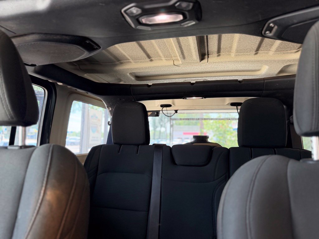 Used 2018 Jeep Wrangler Unlimited Sahara AWD/4WD image 8