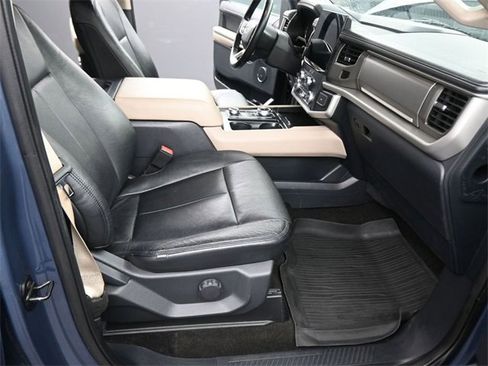 Used 2022 Ford Expedition XLT image 12