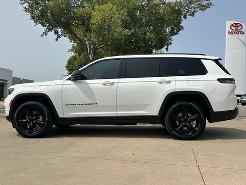 Used 2024 Jeep Grand Cherokee L Limited w/ Black Appearance Package AWD/4WD image 2
