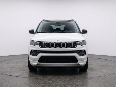 Used 2025 Jeep Compass Limited AWD/4WD image 2