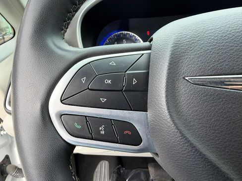 Used 2022 Chrysler Pacifica Touring-L image 27