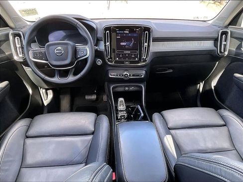 Used 2025 Volvo XC40 B5 Plus image 18