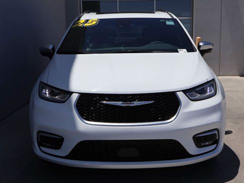 Used 2025 Chrysler Pacifica Pinnacle FWD image 5