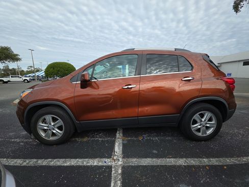 Used 2019 Chevrolet Trax LT w/ LT Convenience Package image 2