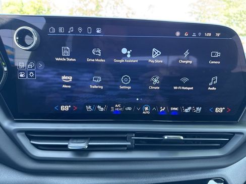 Used 2025 Chevrolet Silverado EV LT image 28