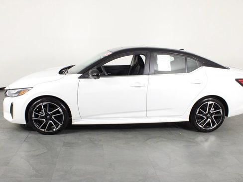 Used 2025 Nissan Sentra SR w/ SR Premium Package FWD image 11