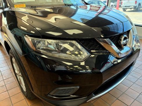 Used 2016 Nissan Rogue SV image 2