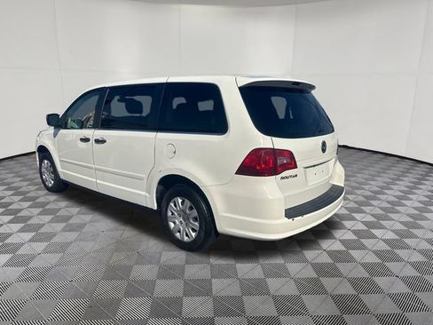 Used 2009 Volkswagen Routan S FWD image 3