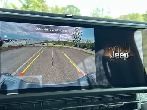 Used 2025 Jeep Gladiator Sport AWD/4WD image 14