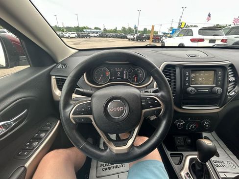 Used 2018 Jeep Cherokee Latitude FWD image 28