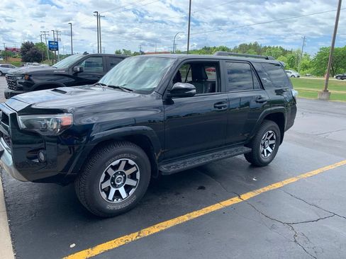 Used 2019 Toyota 4Runner TRD Off-Road Premium AWD/4WD image 2