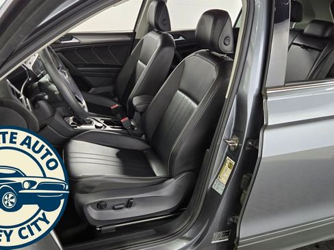 Used 2022 Volkswagen Tiguan SE w/ Panoramic Sunroof Package AWD/4WD image 23