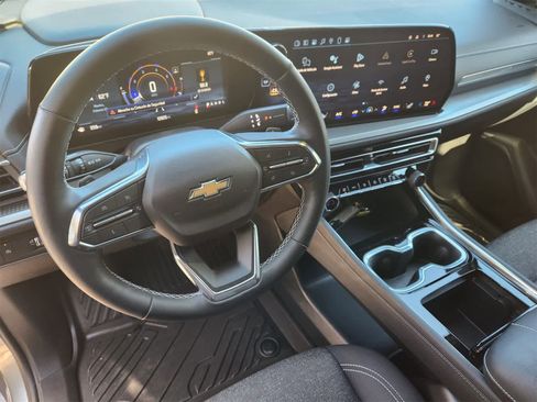 Used 2024 Chevrolet Traverse LS image 2