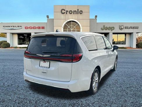 New 2026 Chrysler Pacifica Select FWD image 3