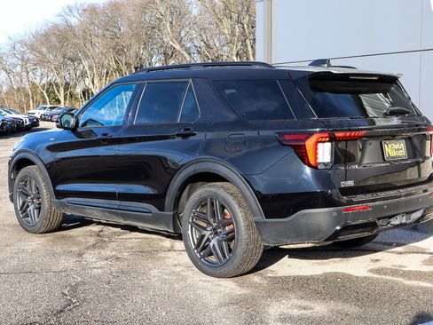 Used 2025 Ford Explorer ST-Line w/ ST-Line Street Pack image 6