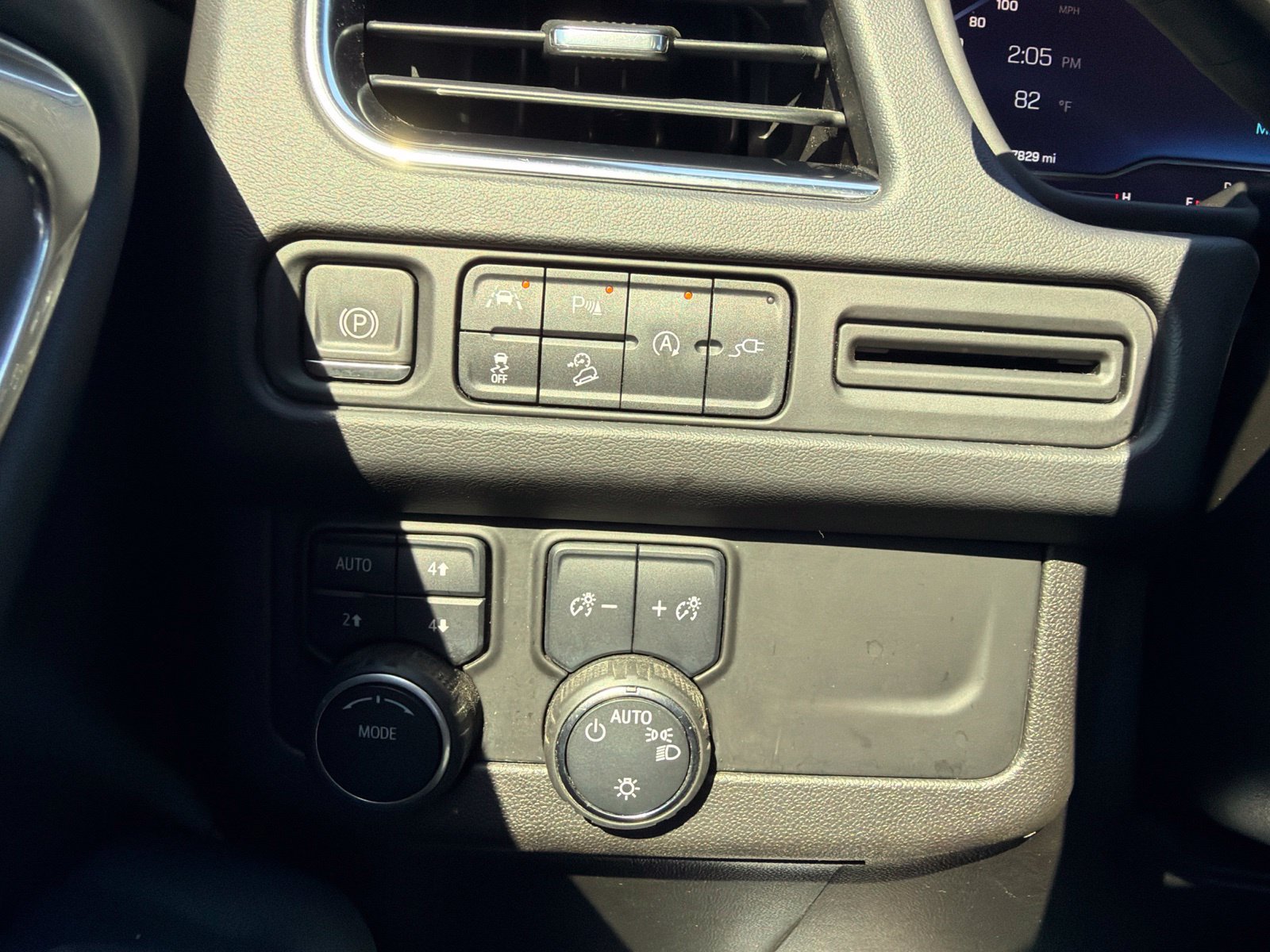 Used 2022 Chevrolet Suburban Premier AWD/4WD image 18