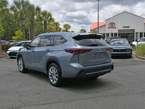 Used 2021 Toyota Highlander Limited FWD image 3
