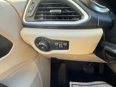 Used 2024 Chrysler Pacifica Touring-L FWD image 20