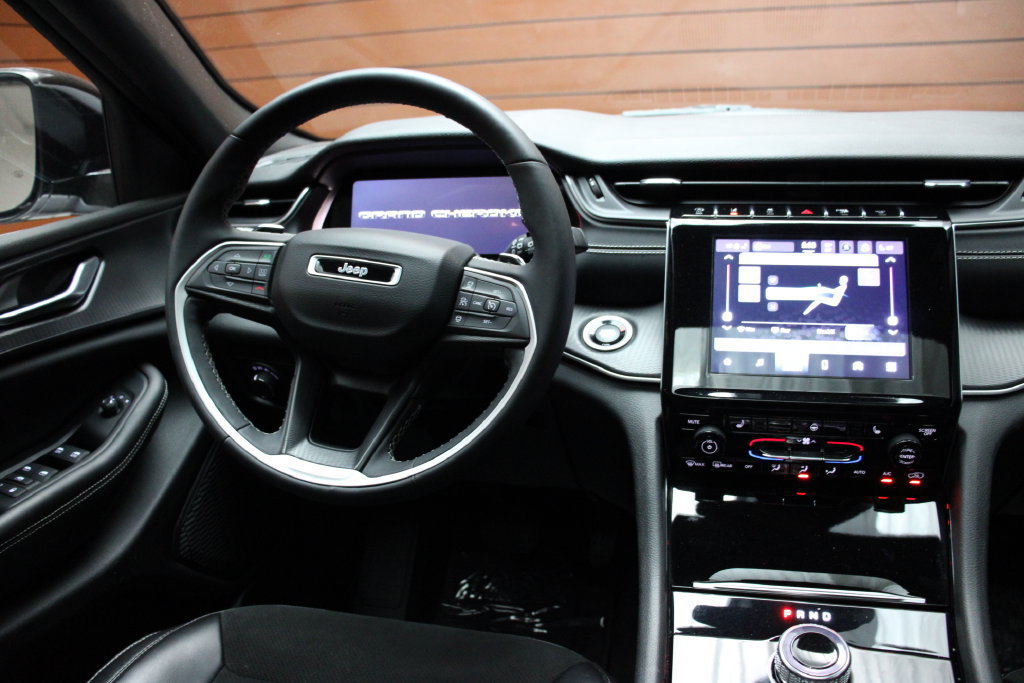Used 2023 Jeep Grand Cherokee L Laredo RWD image 10