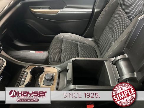 Used 2022 GMC Acadia SLE w/ LPO, Floor Liner Package AWD/4WD image 29