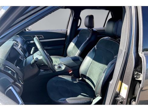 Used 2019 Ford Explorer XLT w/ Equipment Group 202A AWD/4WD image 21