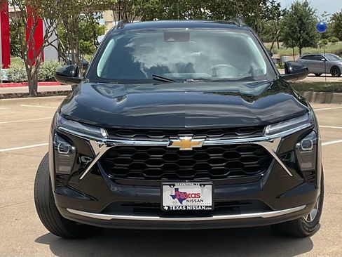 Used 2025 Chevrolet Trax LT FWD image 2
