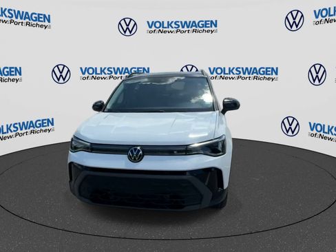 Used 2025 Volkswagen Taos SE FWD image 3