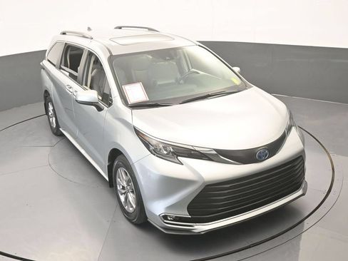 Used 2024 Toyota Sienna XLE FWD image 56