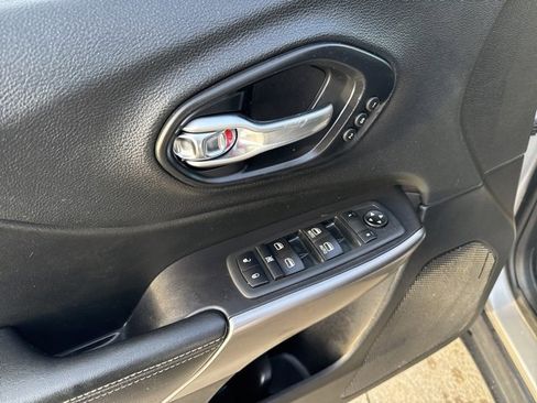 Used 2020 Jeep Cherokee Limited image 23