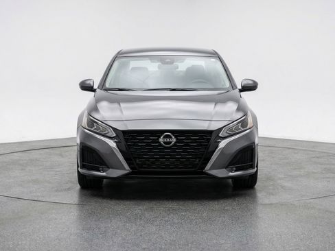 Used 2025 Nissan Altima 2.5 SV image 2