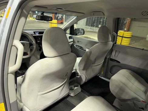 Used 2014 Toyota Sienna LE image 27