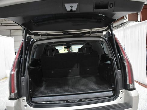 Used 2016 Cadillac Escalade ESV Luxury image 32