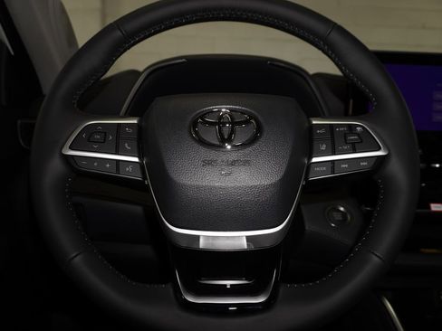 New 2026 Toyota Highlander Platinum image 21