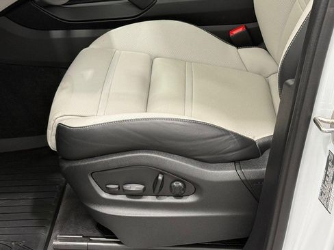 Certified 2025 Porsche Cayenne Coupe image 26