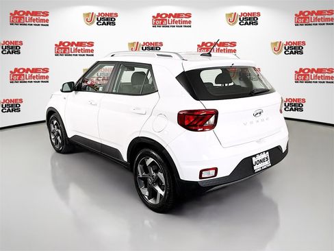 Certified 2025 Hyundai Venue SEL image 2