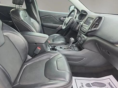 Used 2019 Jeep Cherokee Latitude Plus w/ Cold Weather Group AWD/4WD image 12