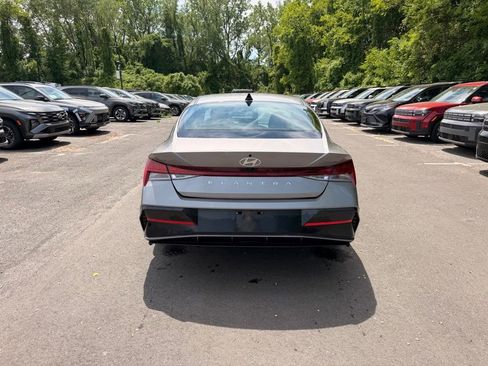 Used 2025 Hyundai Elantra SEL FWD image 4