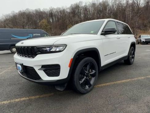 Used 2023 Jeep Grand Cherokee Altitude AWD/4WD image 4