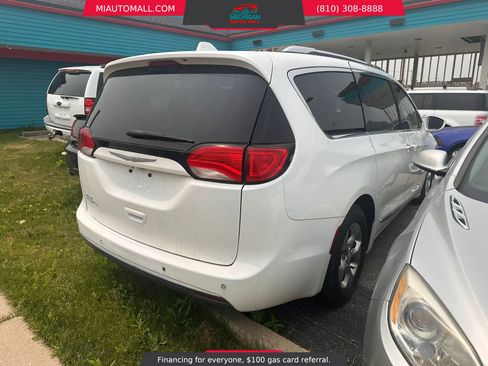 Used 2017 Chrysler Pacifica Touring-L Plus FWD image 4