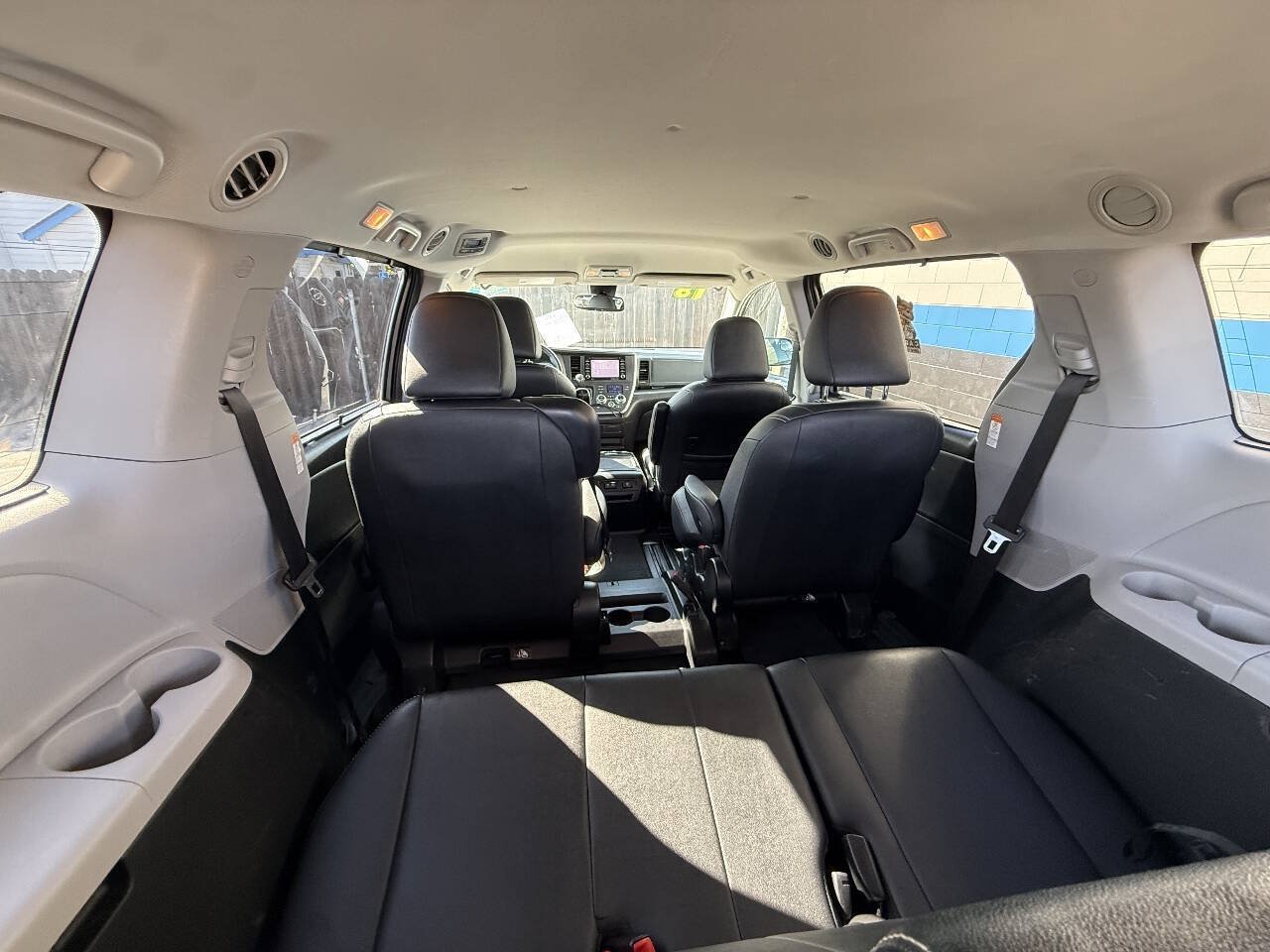 Used 2018 Toyota Sienna SE FWD image 17