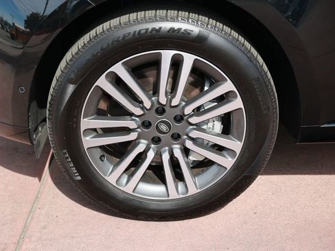 Used 2025 Land Rover Range Rover Long Wheelbase SE image 11