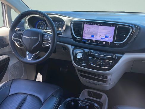 Used 2023 Chrysler Pacifica Touring-L FWD image 29