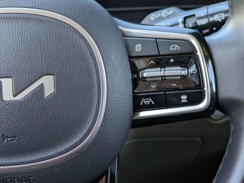 Used 2025 Kia Carnival FWD image 21