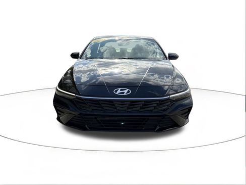 Certified 2025 Hyundai Elantra Sport image 8