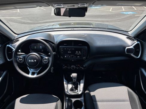 Used 2025 Kia Soul LX w/ LX Technology Package FWD image 28